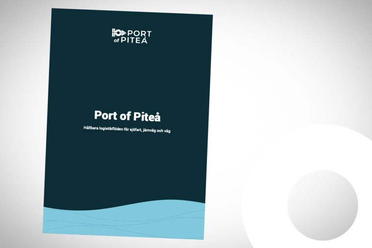 Omslaget till ett kompendium med titeln "Port of Piteå – Hållbara logistikflöden för sjöfart, järnväg och landsväg". Designen har en blå och turkos färgton mot en ljusgrå bakgrund. Texten är centrerad och tydligt läsbar. Längst ner till höger finns en vit cirkel som en grafisk detalj.