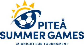 Logotyp för Piteå Summer Games. Texten består av mörkblå bokstäver i en tydlig och modern stil. Till logotypen hör en gul symbol som föreställer en cirkel där den ena halvan är en stiliserad fotboll och den andra halvan en sol med strålar. Symbolen förmedlar både sport och sommar. Bakgrunden är vit, vilket ger logotypen ett ljust och luftigt intryck.